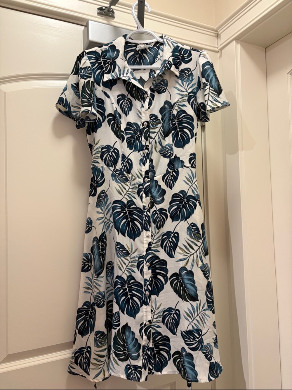 White Button-Front Tropical Print Shirt Dress - Green Monstera Leaf Pattern